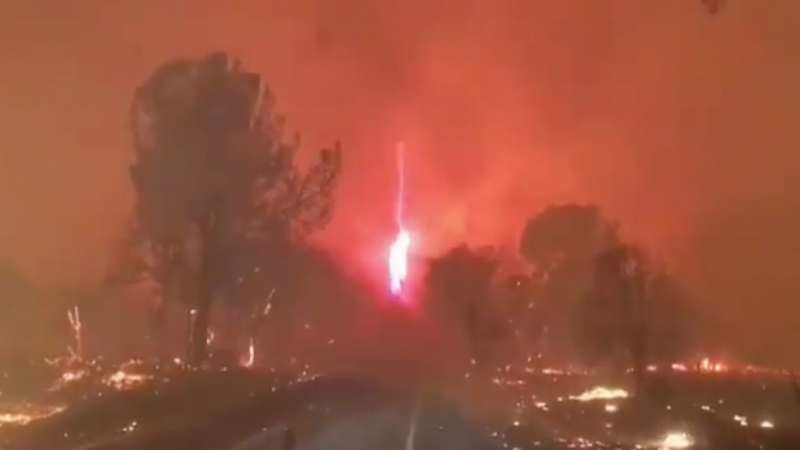Огнено торнадо изпепелява всичко по пътя си в Калифорния (ВИДЕО)
