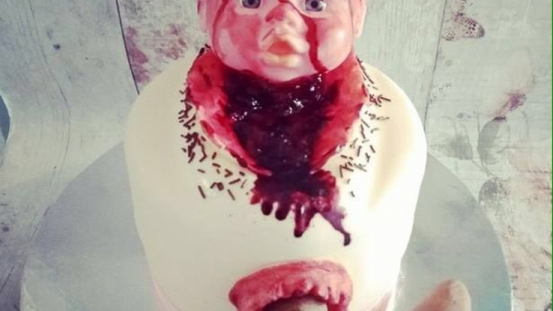 Торта, представяща реалистично раждане с кръв и изпражнения, предизвика отвращение в мрежата