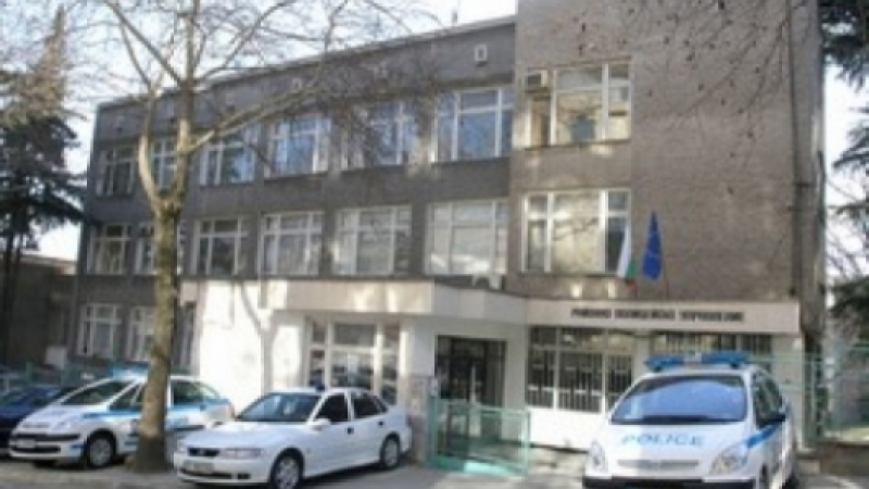 Скандал в Сандански: Местния полицай Костадин издивя! Почна да млати с метален кол цяло семейство!