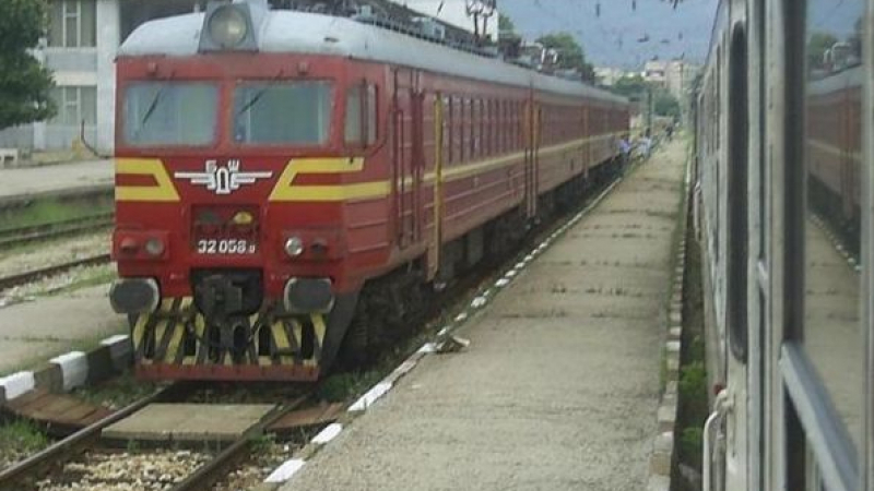 Влак за София аварира, пътниците блокирани между Враца и Мездра с часове