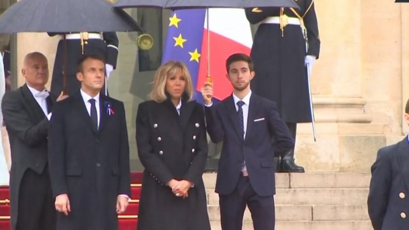 С широки усмивки под дъжда: Еманюел и Бриджит Макрон посрещат световните лидери пред Елисейския дворец (НА ЖИВО)