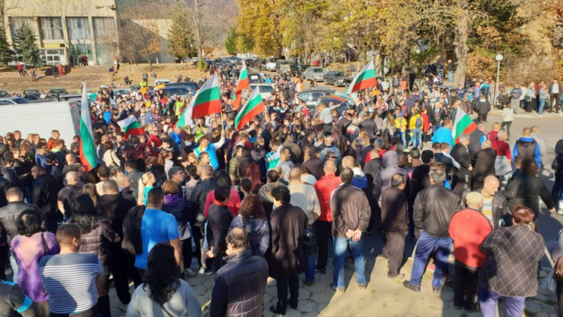 Над 1000 недоволни блокираха Подбалканския път (СНИМКИ)