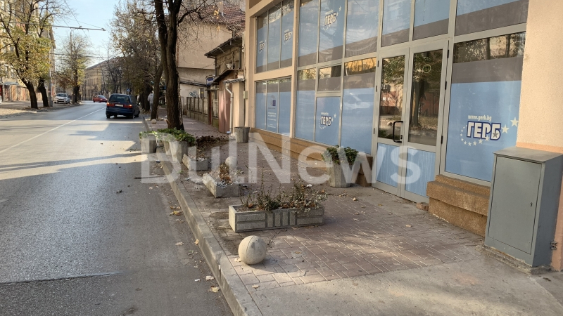 Атентат срещу ГЕРБ във Враца! Двама атакуваха с кола офис на партията в града (СНИМКИ)