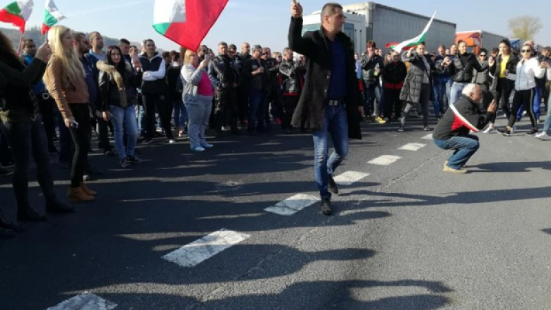 Тези "протестиращи" предизвикаха фурор на Е-79 (СНИМКИ)