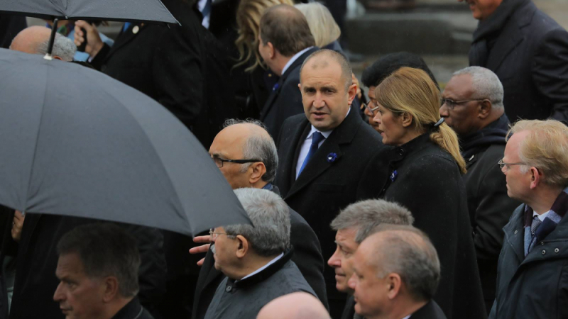 Президентът Румен Радев рамо до рамо с още един световен лидер в Париж (СНИМКИ)