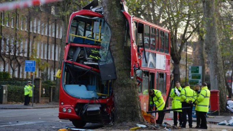 Ад в Лондон! Пиян шофьор на 2-етажен автобус сътвори небивало ПТП, най-малко 20 са ранени (СНИМКИ/ВИДЕО)