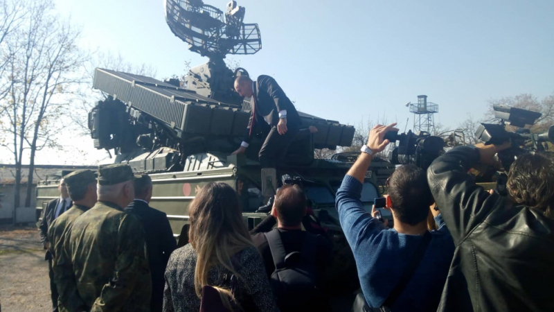 Румен Радев яхна бойна машина "Оса" в Карлово, какви ги върши там президентът (СНИМКИ) 