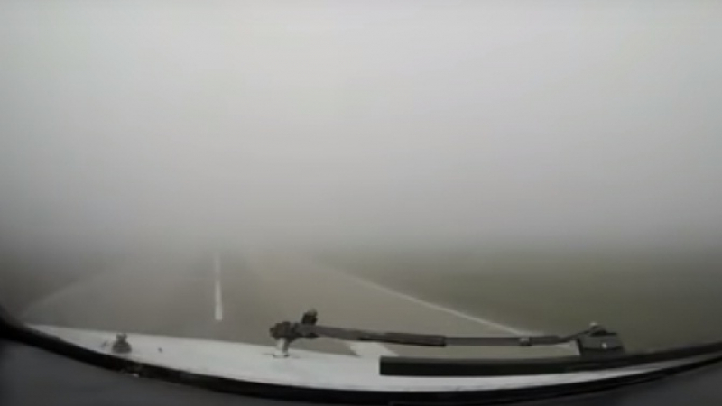 Смразяващо ВИДЕО: Лайнер каца на сляпо в непрогледна мъгла