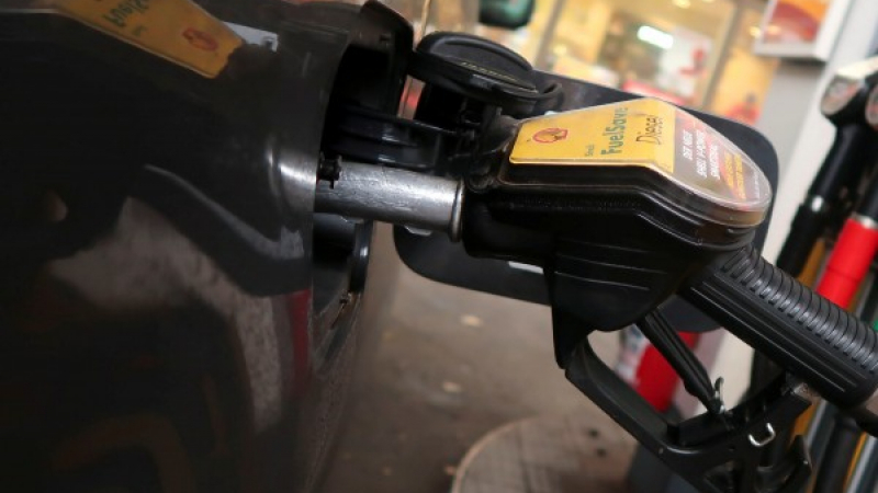 Цените на горивата в България тръгнаха рязко надолу, раят за шофьорите е в... 
