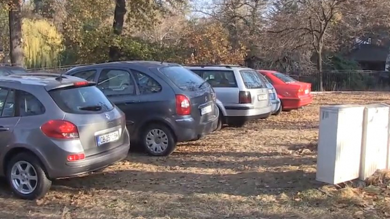 БЛИЦ TV: Шофьорите в София нямат равни, ето как паркират около езерото Ариана