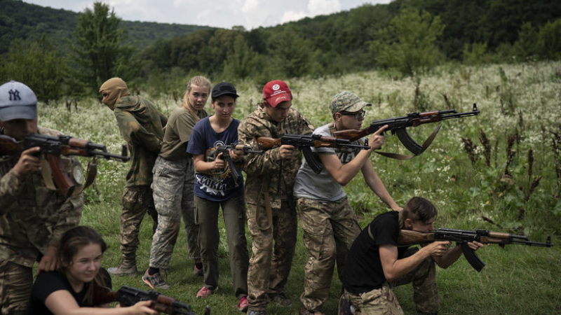 Украински националисти учат деца да убиват