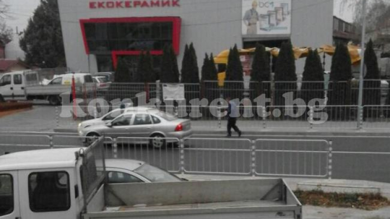 Гол до кръста "регулировчик" шашардиса шофьорите във Враца (СНИМКИ)