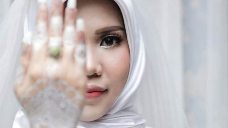 Тези сватбени СНИМКИ на красавица, загубила годеника си при катастрофата на индонезийския Boeing 737, разплакаха света 