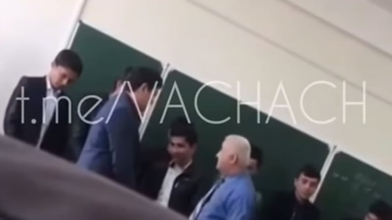 Зрелищно ВИДЕО: Строг преподавател преби студенти, защото дошли без вратовръзки на изпит