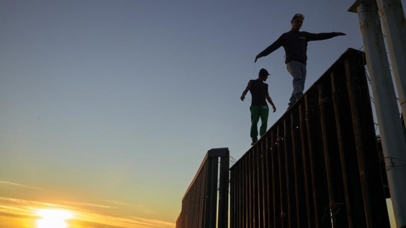 Над 1500 души от колоната мигранти в Мексико пристигнаха на границата със САЩ