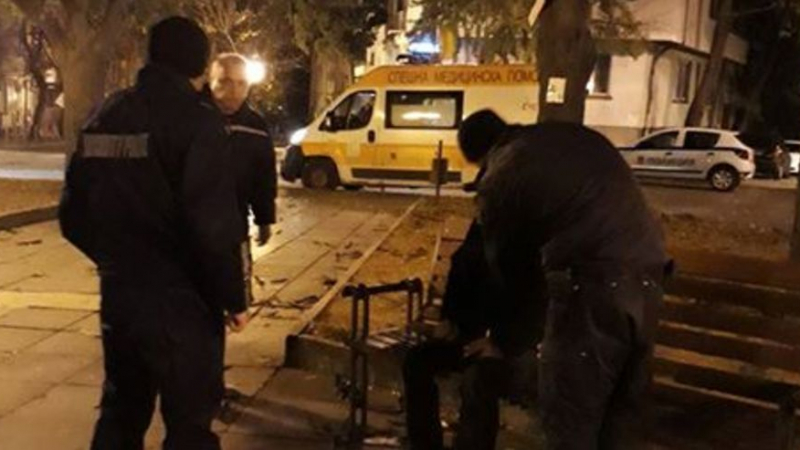 Посред нощ полицай видяха мъж да лежи безпомощно на пейка в Шишковата градина във Варна , а случилото се след това е невероятно (СНИМКИ)