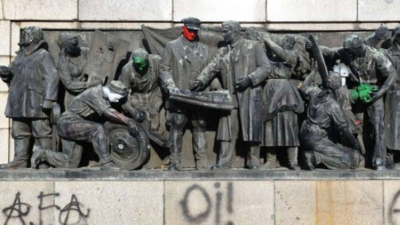 Пак драскаха по паметника на Съветската армия