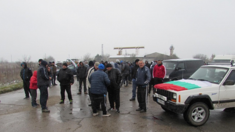 Автомобили и селскостопанска техника затвориха пътя Русе-Кубрат (СНИМКИ)