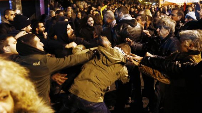 Размирици в Гърция! Хвърляха коктейли Молотов по полицията в Атина (СНИМКИ)
