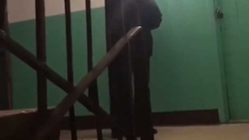 Пиян Отело репетира реч за пред жена си пред стена във входа (ВИДЕО)