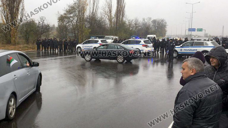 Полицейски кордон спря протестното автошествие от Хасково към Димитровград 