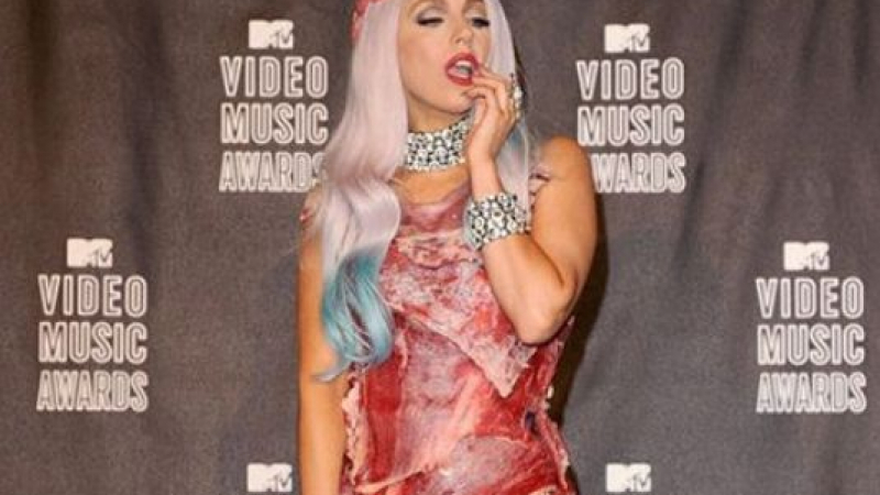 Помните ли тоалета от месо на Лейди Гага? Той бледнее пред тези рокли, които скандализираха света (СНИМКИ)