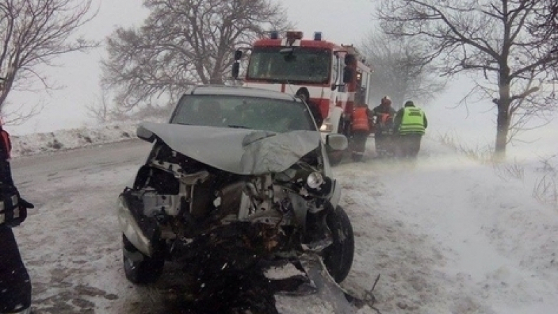 Млад шофьор умря в линейка след убийствен челен удар на разклон тази сутрин