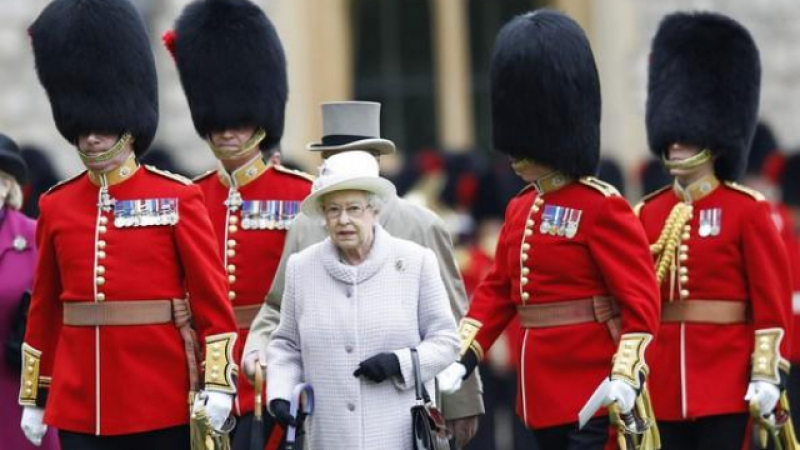Петима от гвардейците на кралица Елизабет II направиха нещо нечувано скандално