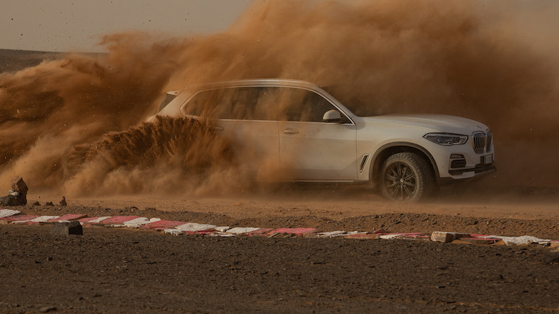 Новият BMW X5 премина по копие на легендарната писта Монца, пресъздадено в пустинята (ВИДЕО)