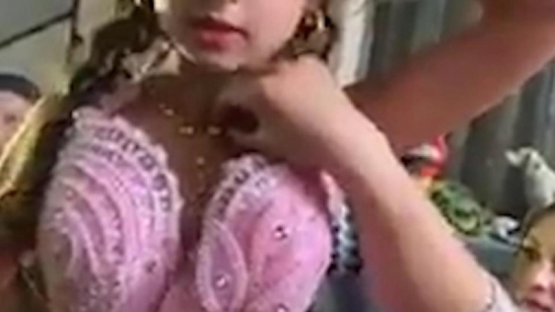 Циганска сватба в Румъния сащиса нета! 10-годишно момче взе 8-годишна розова булка (ВИДЕО) 