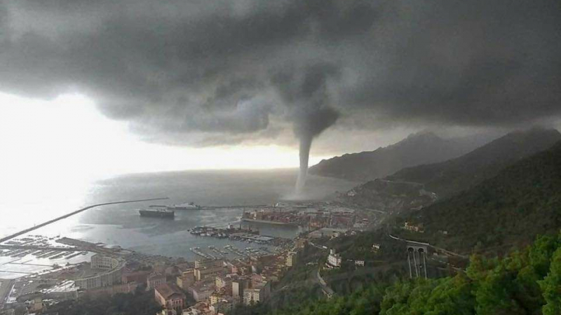 Страховито: Огромно водно торнадо се развихри на пристанище в Италия! (СНИМКИ/ВИДЕО) 