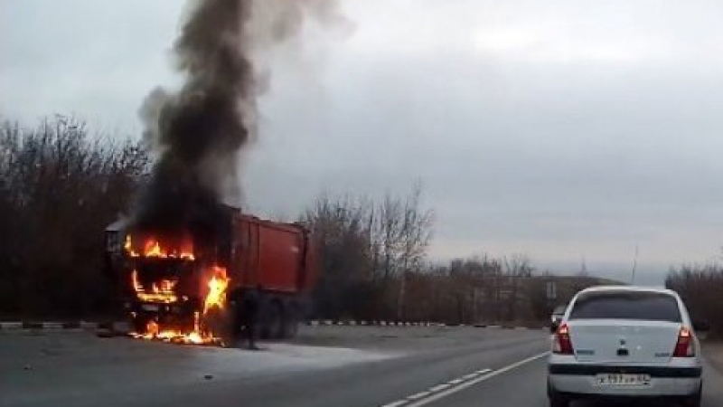 Водач се опита с яке да угаси пламналия си камион (ВИДЕО)
