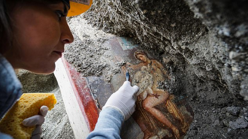 Скандална фреска откриха в руините в Помпей! Знойна и полугола принцеса прави секс със странно животно (СНИМКИ)