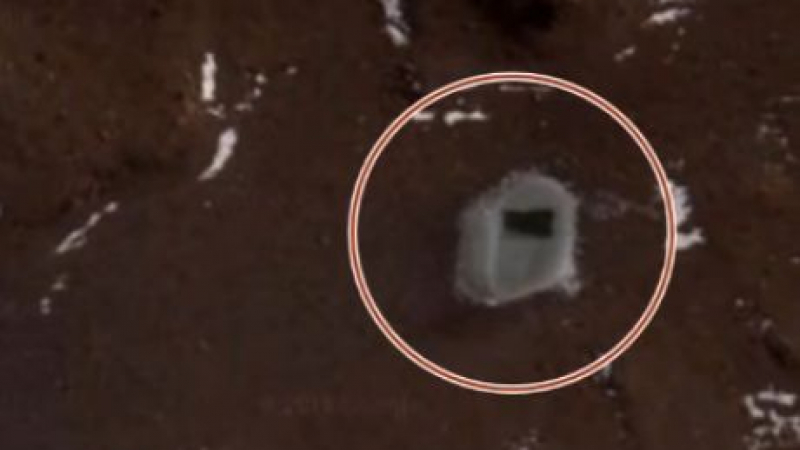 Мистерия в Антарктида! Уфолози се чудят какъв е този обект, който прилича на люк с плосък правоъгълен прозорец (ВИДЕО)