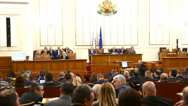 Жега в парламента: Депутатите ще изпотят петима министри