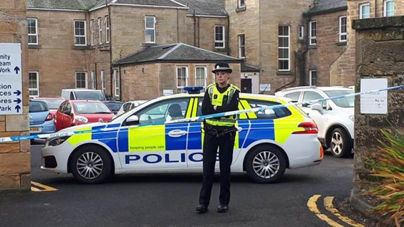 Паника в Шотландия след атака с нож! Отцепена е болница