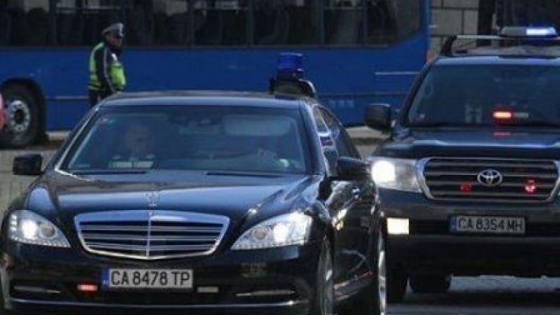 Извънредно в БЛИЦ! Кола от кортежа на президента Радев се блъснала в друга кола с жена! (ОБНОВЕНА)