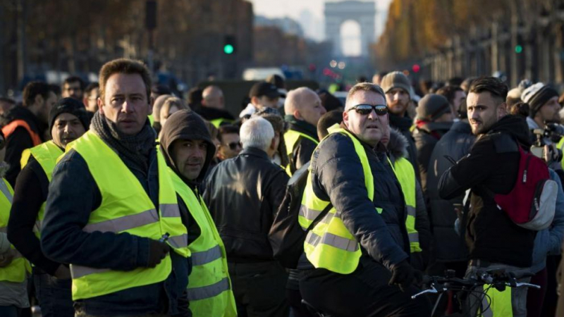 Шести пореден ден на пътни блокади във Франция срещу високите цени на горивата