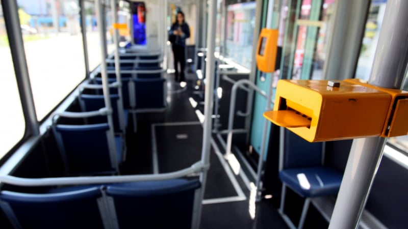 Тъпо: Младеж с просташка постъпка в трамвай в София СНИМКИ