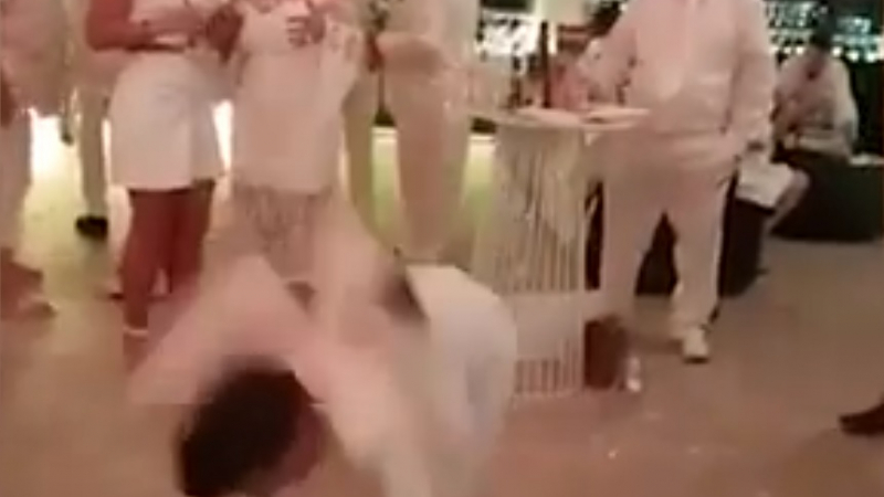 ВИДЕО: Танцьор продъни пода при опит за задно салто 