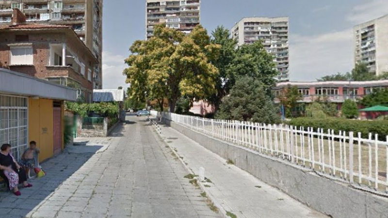 Родители в паника: Камиони и коли хвърчат покрай детска градина в Пловдив (СНИМКИ)