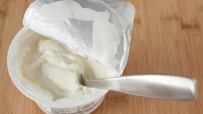 Какво представлява бялата течност над киселото мляко и защо не трябва да я изливате
