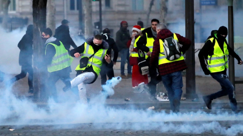 Кошмарът във Франция е пълен! Ранени и десетки задържани при сблъсъците в Париж (СНИМКИ/ВИДЕО)