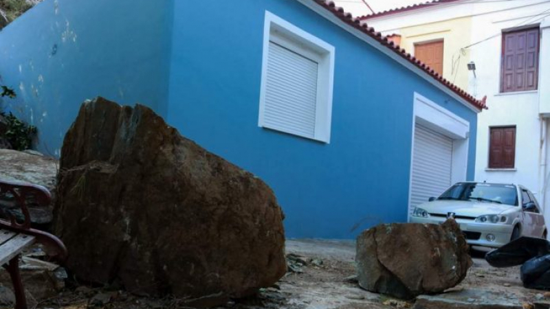 Паника на остров Лесбос! Хората напускат домовете си заради страшна стихия