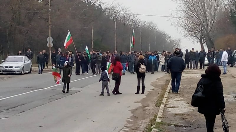 Шествие блокира подбалканския път София-Бургас