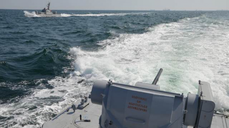 Военни катери и товарен кораб блокираха Керченския проток (ВИДЕО)