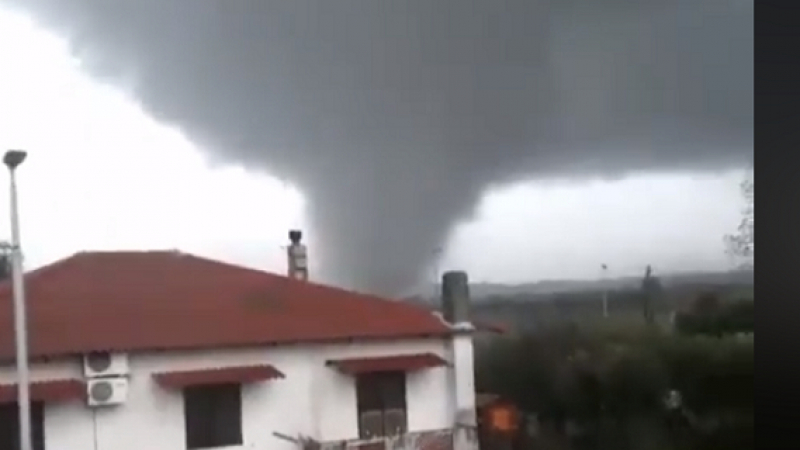 Адът слезе на Земята! Ново мощно торнадо удари Южна Италия (СНИМКИ/ВИДЕО)