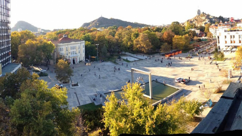 Това държава ли е: 37 реститути заградиха 300 квадрата на централния площад в Пловдив и искат 1 милион лева от общината (ВИДЕО)