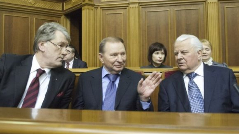 Трима предишни президенти на Украйна попиляха Порошенко за военното положение  