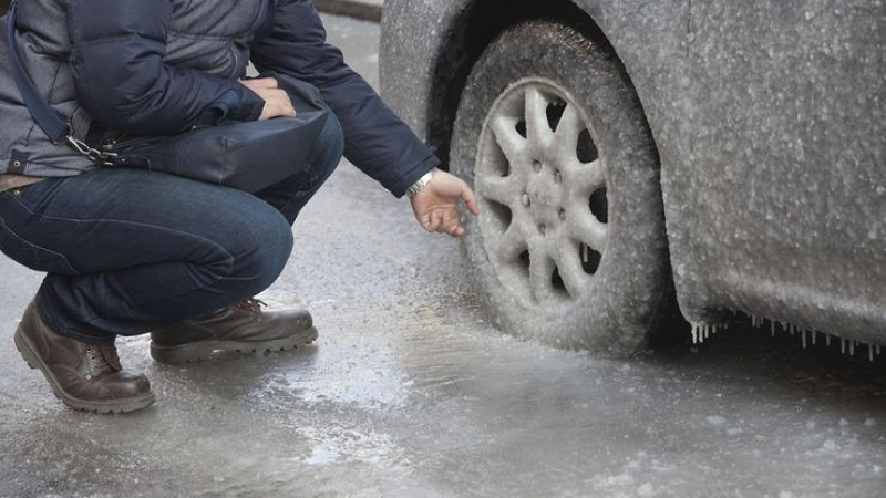 Какво да направите, ако сте паркирали в локва и намерите колата си със замръзнали в леда колела